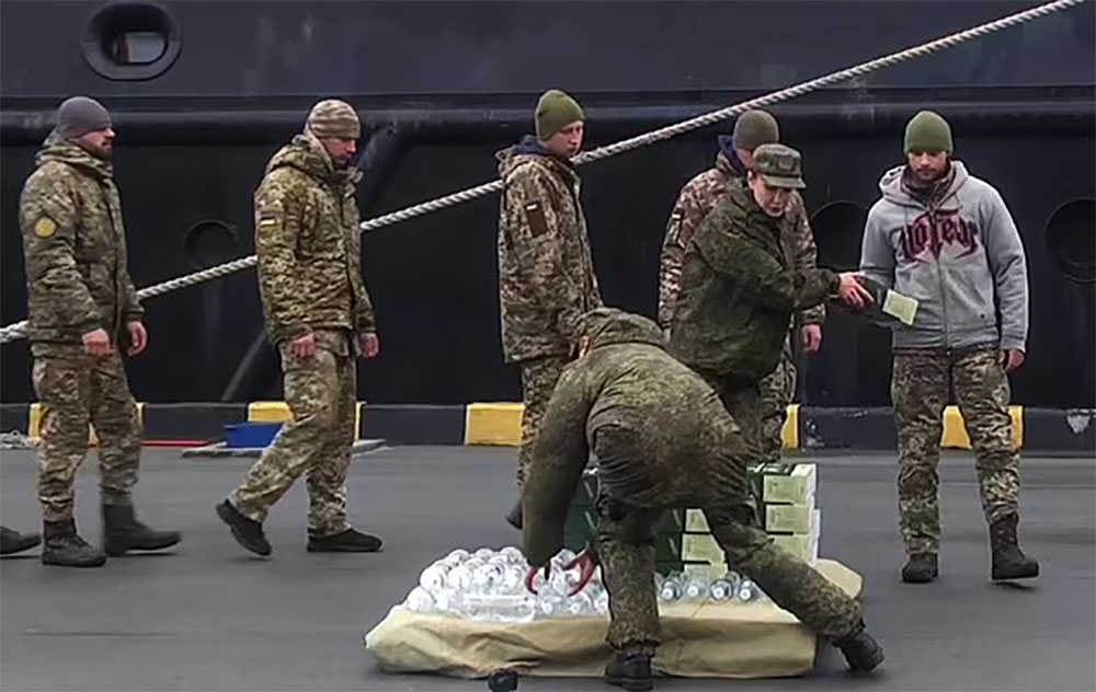ukraine snake island soldiers alive food water - Exclusif/ Les 13 soldats ukrainiens, présentés comme des héros sur une plage, ne seraient pas morts-Photos
