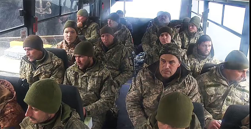 Exclusif/ Les 13 soldats ukrainiens, présentés comme des héros sur une plage, ne seraient pas morts-Photos