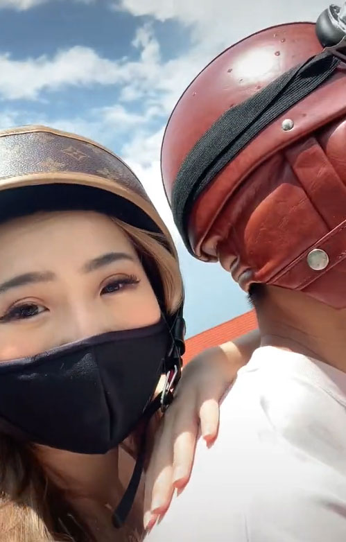 S'pore boyfriend rents Vespa with sidecar for romantic anniversary, gets  girlfriend drenched in rain -  - News from Singapore, Asia and  around the world