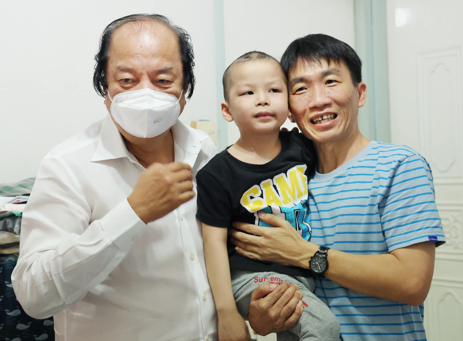 Indonesian billionaire grandpa hands over S$100,000 for Singaporean 5-year-old  boy to help him fight aggressive leukaemia - Singapore News