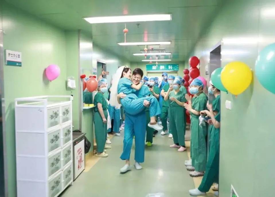 Hospital staff in china surprise colleagues who were too busy to get married with on-site wedding | weirdkaya