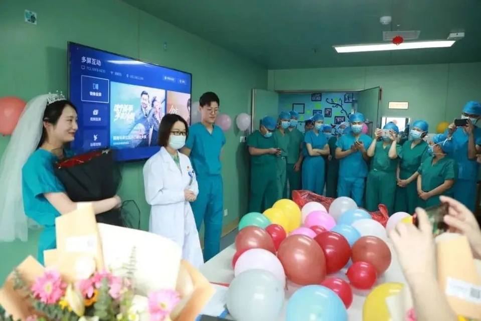 Hospital staff in china surprise colleagues who were too busy to get married with on-site wedding | weirdkaya