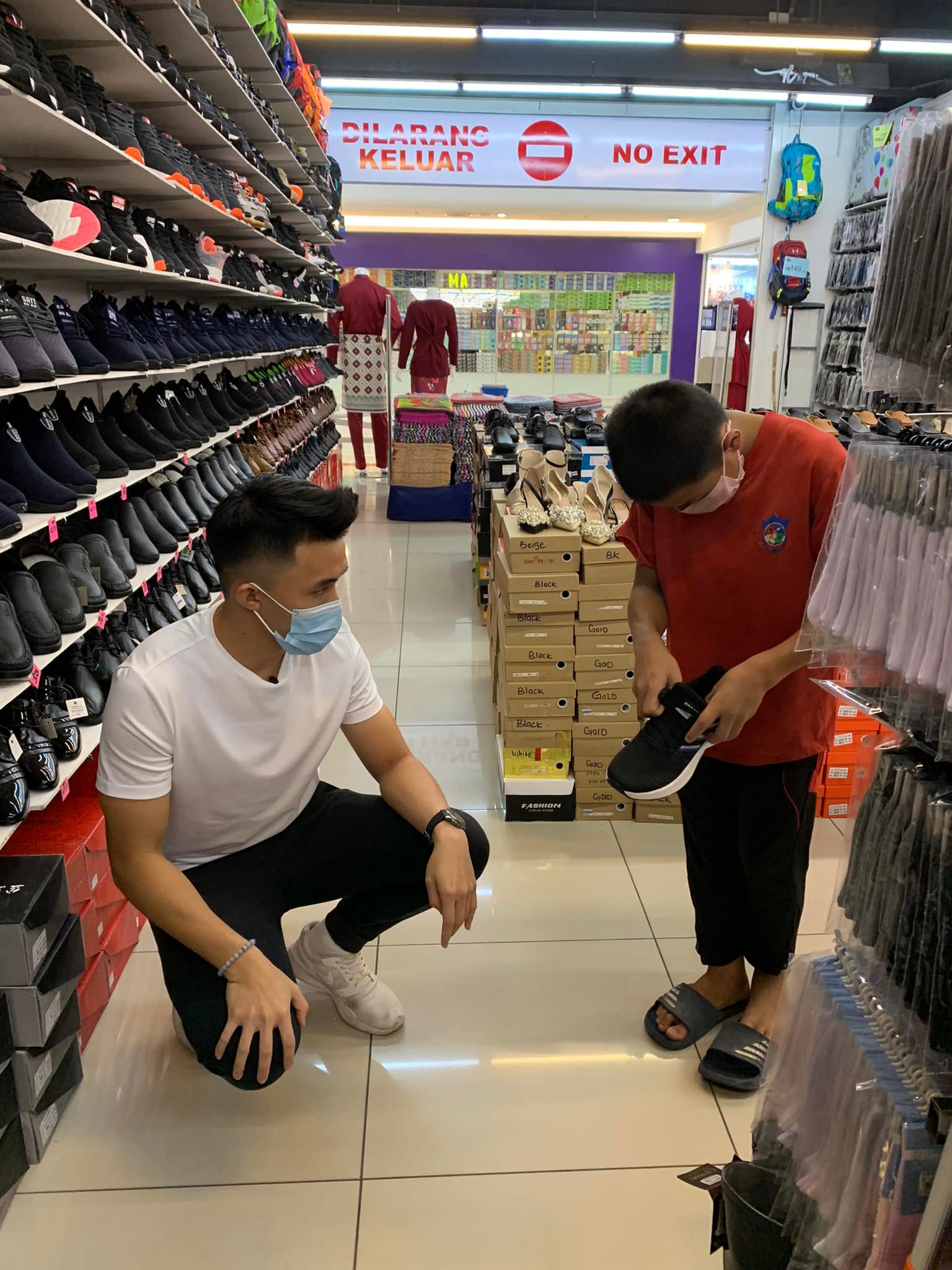 M'sian boy, 12, walks 14km to secondary school with textbook ...