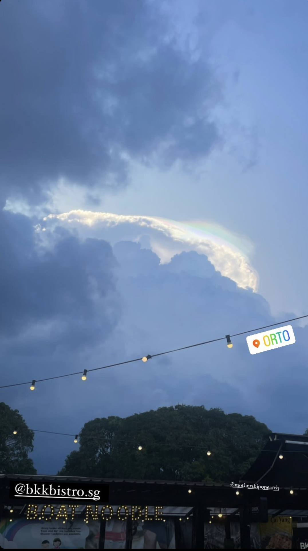 Blazing red evening sky spotted all over S'pore, apparently lasted around  10 minutes -  - News from Singapore, Asia and around the world