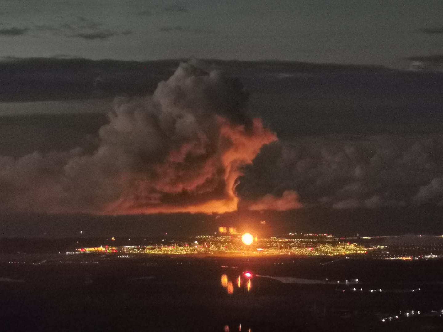 Vertical light in sky seen from various parts of S'pore likely caused by  Johor refinery flaring -  - News from Singapore, Asia and  around the world