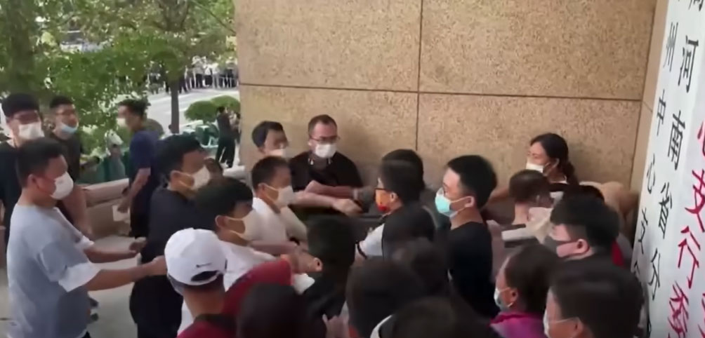 Authorities in China violently clamp down on bank customers protesting ...
