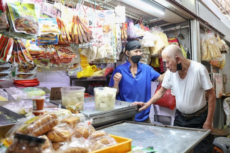 90 year old taukwa hawker 2