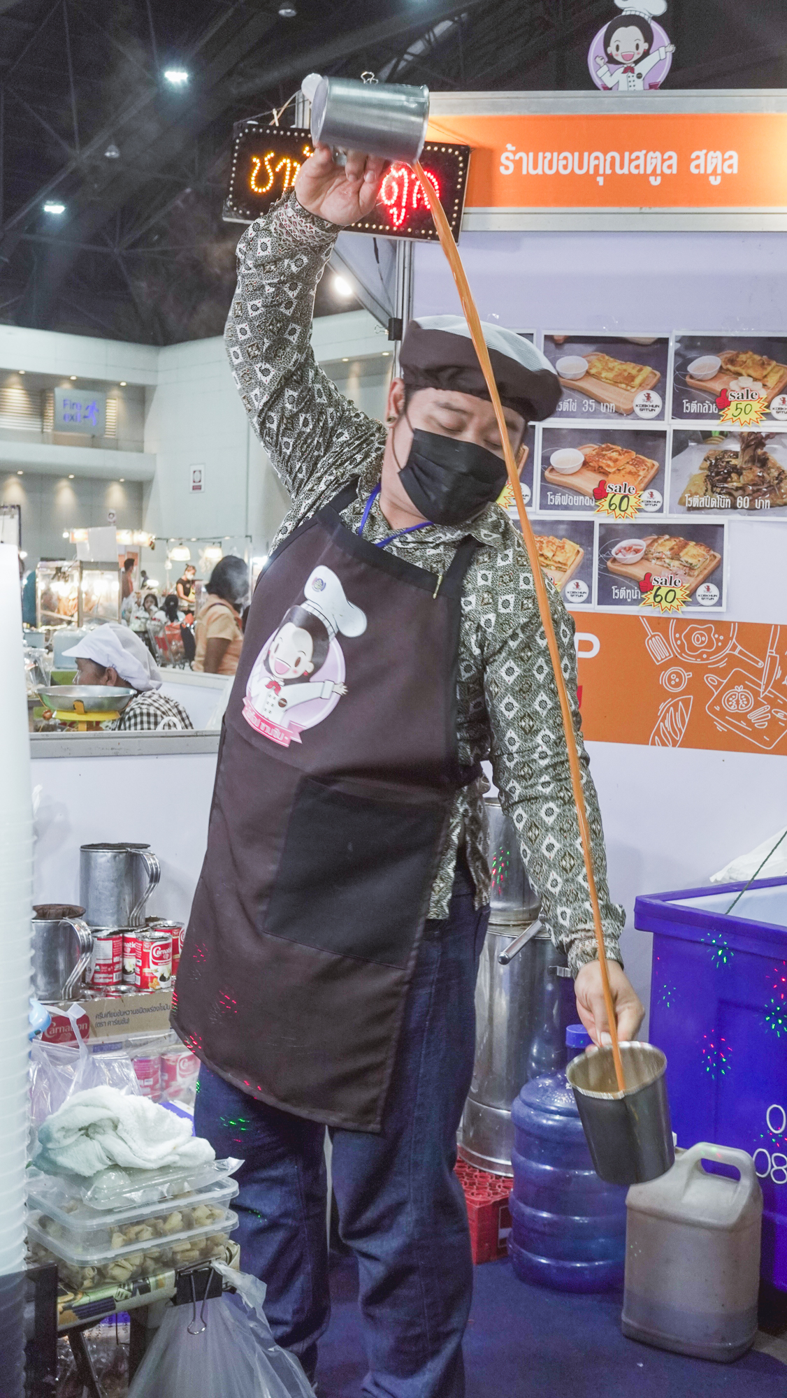 A vendor making Thai Teh Tarik