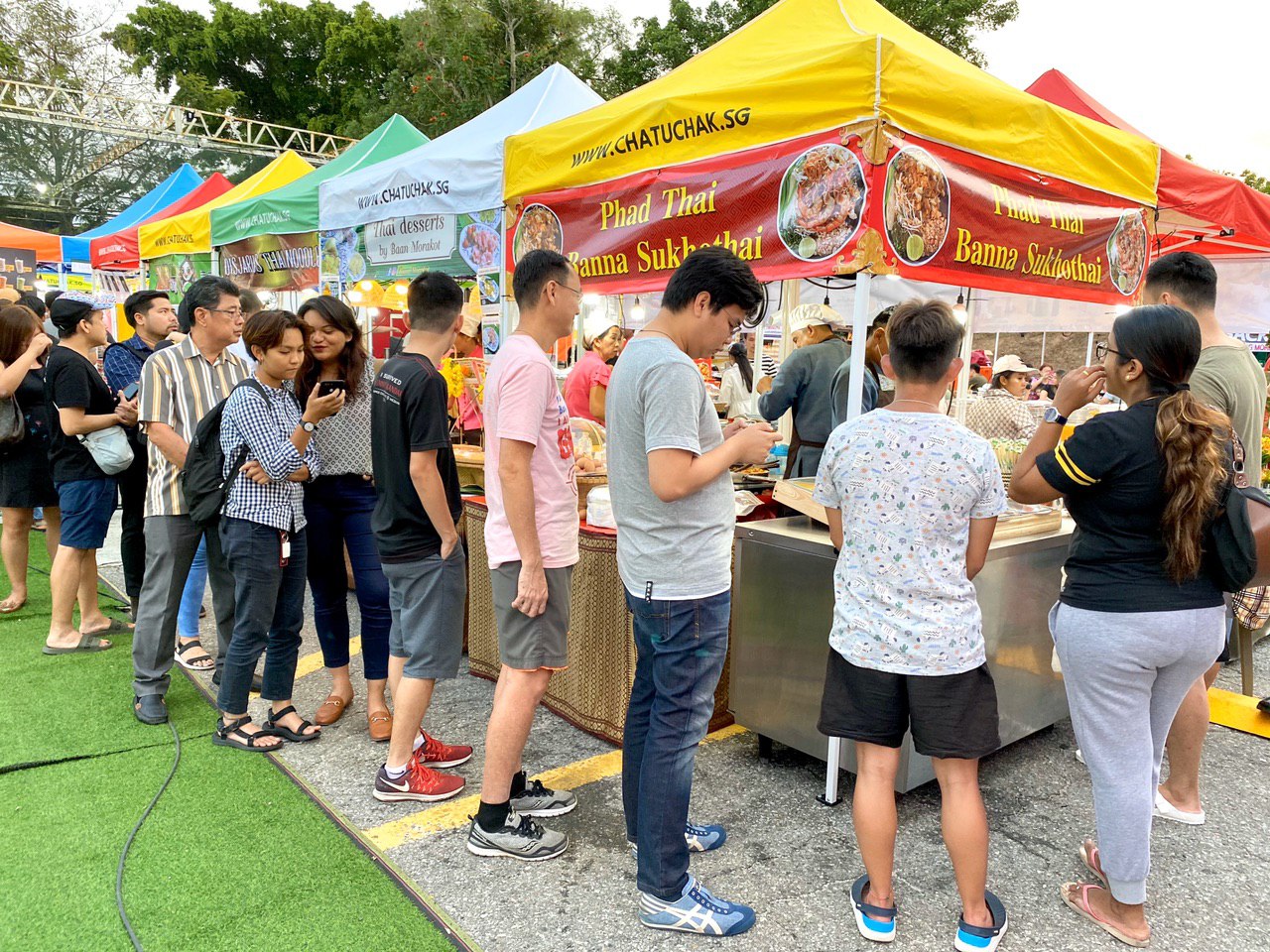 People queuing for Pad Thai at Chatuchak market in Singapore