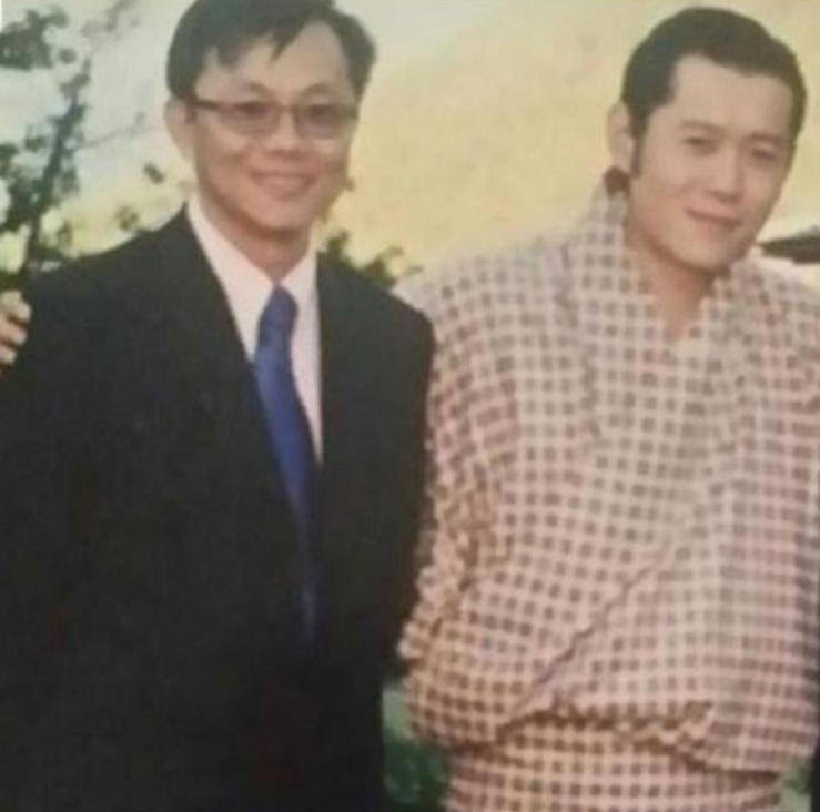 Hua Chong posing for a photo with King Jigme Khesar Namgyel Wangchuck