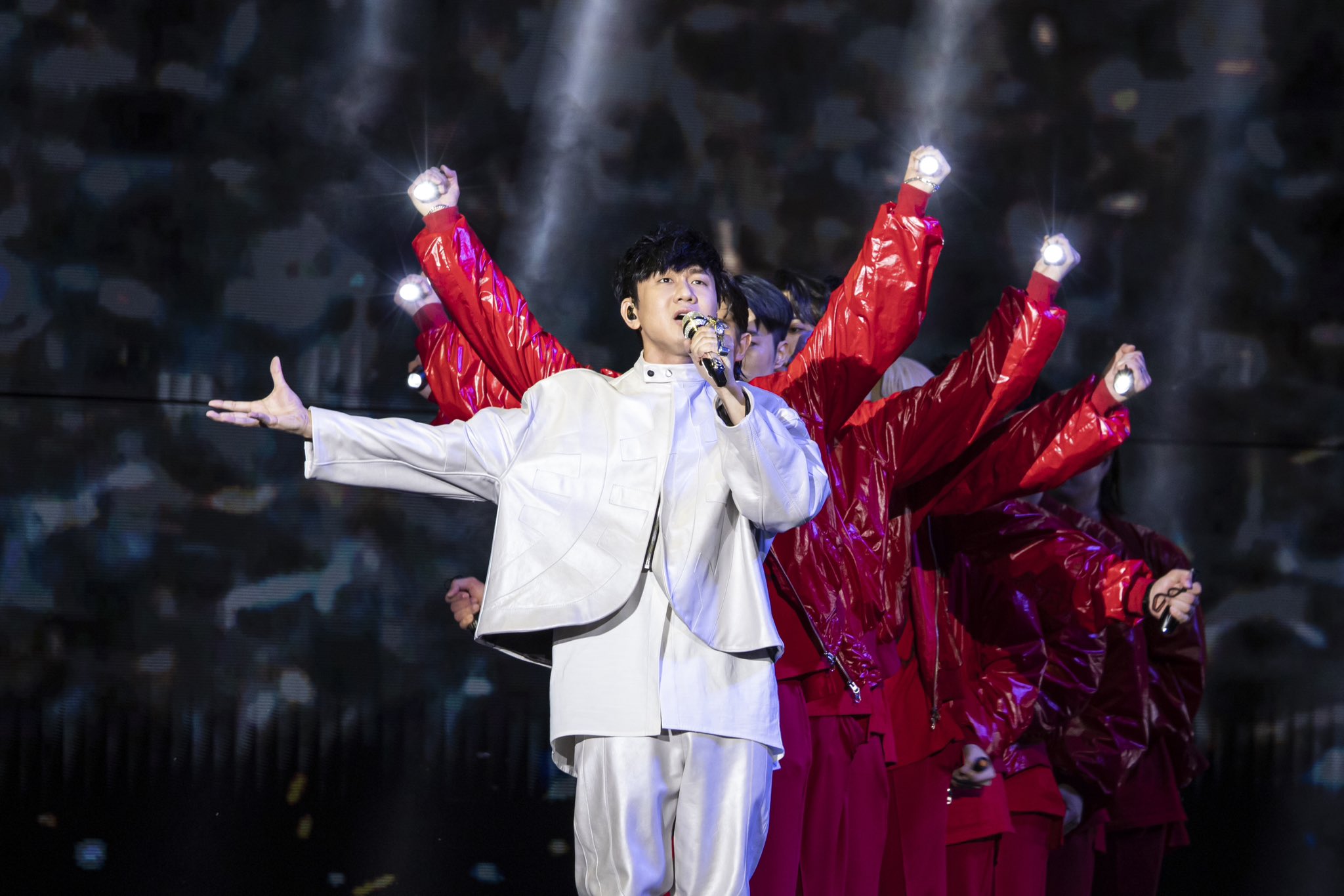 JJ Lin welcomes Ong Ye Kung at Nov. 4 concert attended by 30,000 fans ...