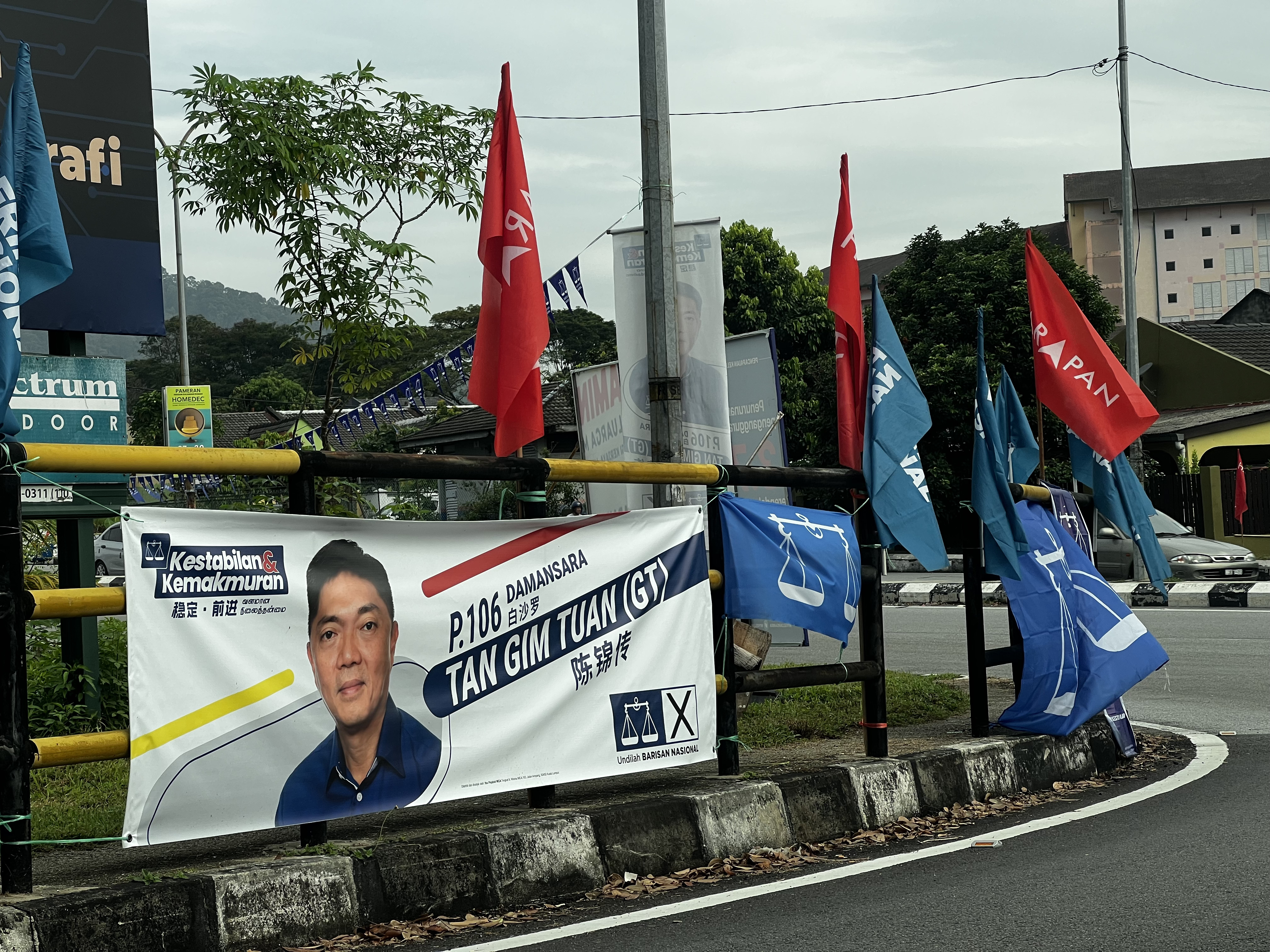 Pakatan Harapan and Barisan Nasional campaign flags