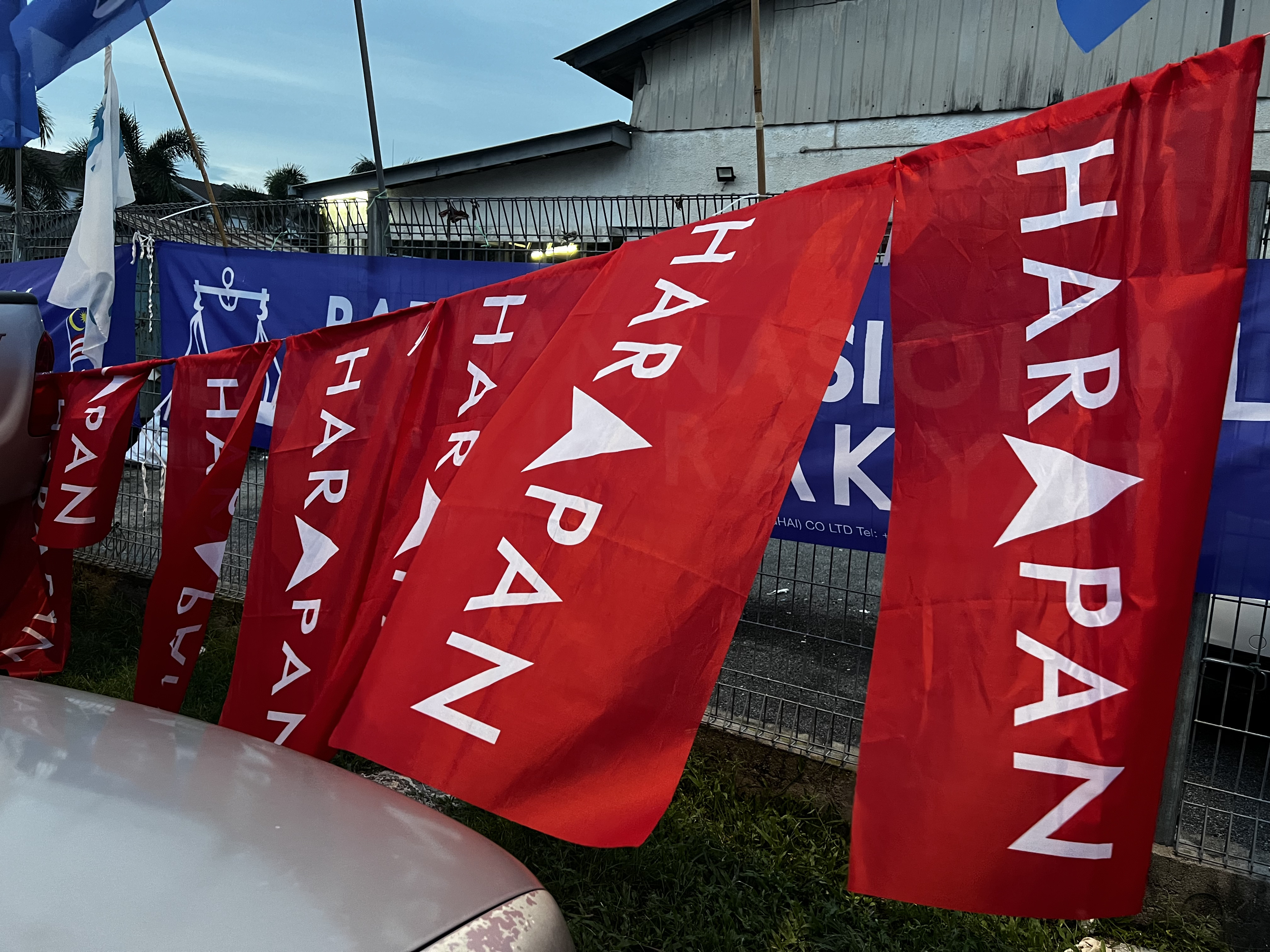 Pakatan Harapan and Barisan Nasional flags