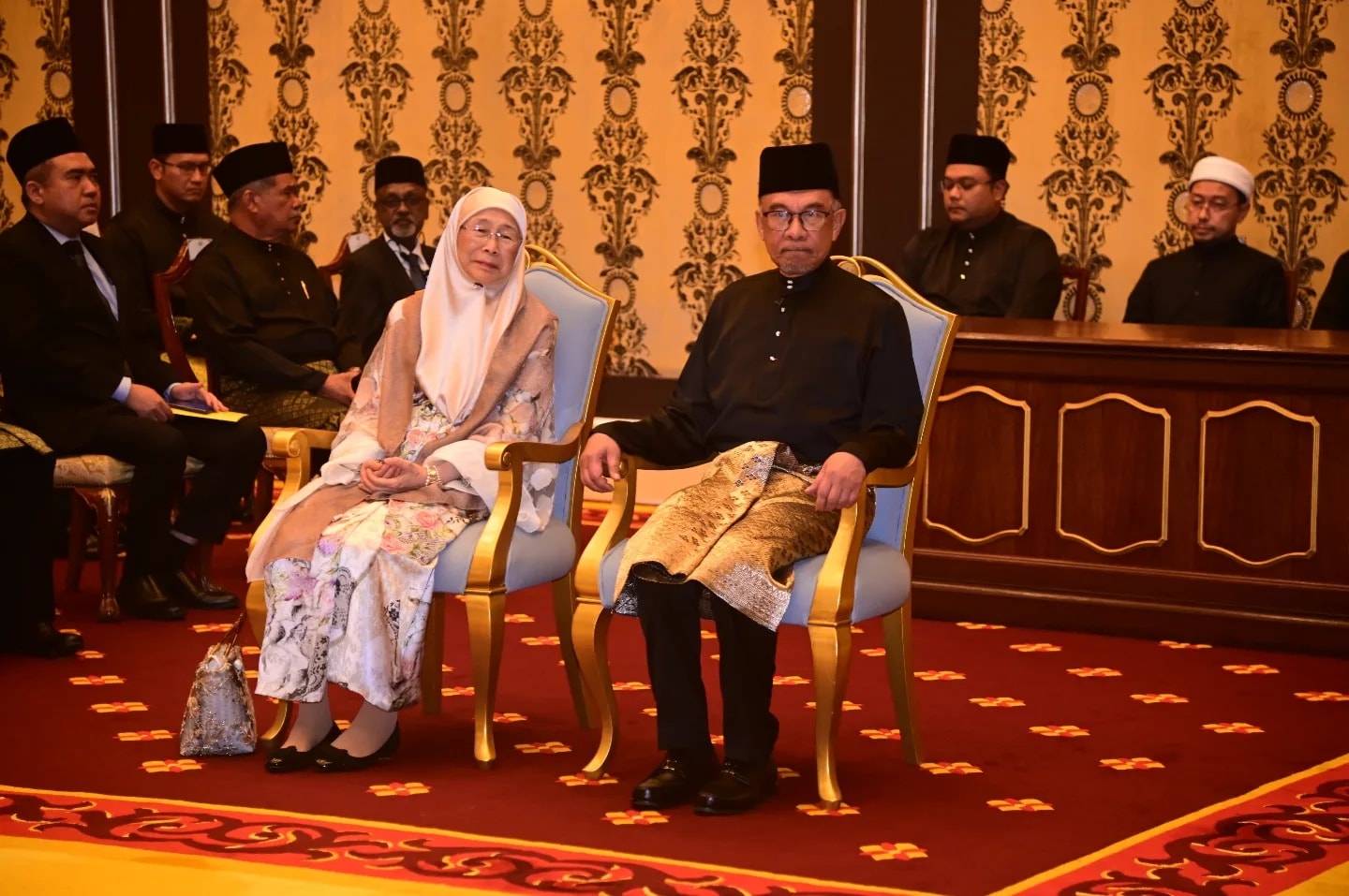 Wan Azizah and Anwar at the swearing in ceremony