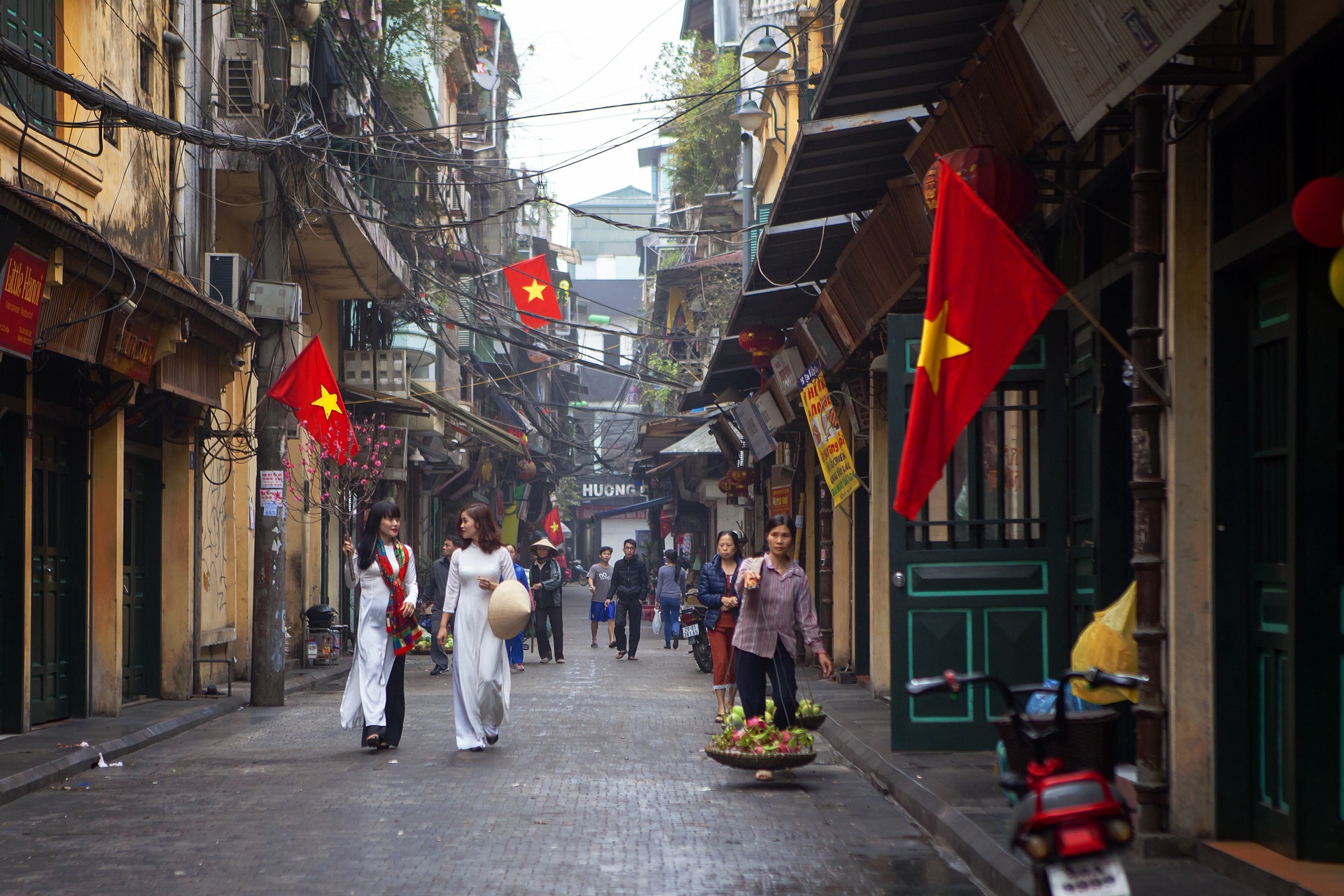 Hanoi vietnam. Вьетнам столица Ханой. Центр Ханоя Вьетнам. Вьетнам Ханой улицы. Вьетнам столица Ханой достопримечательности.