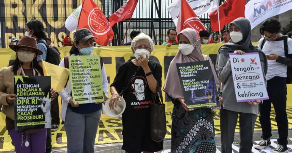 Indonesians Protest Against New Law Banning Extramarital Sex That Applies To Tourists Too 1914