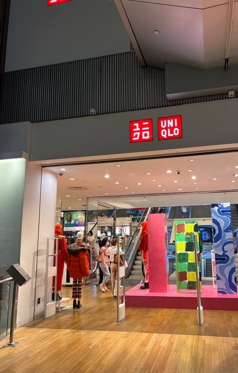 man-spat-on-uniqlo-orchard.jpg