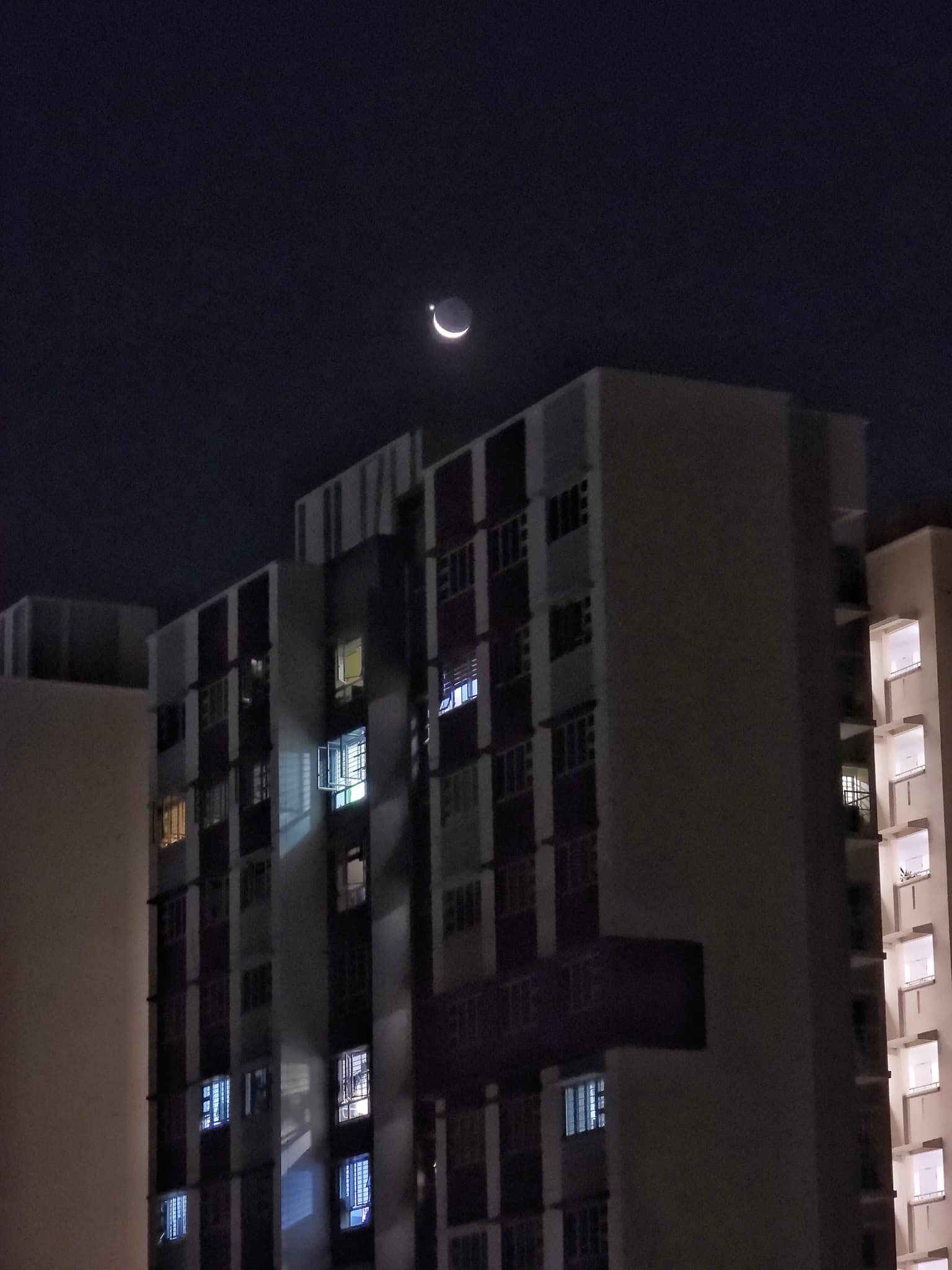 In pictures: Venus at the tip of a glowing crescent moon over Singapore -  CNA