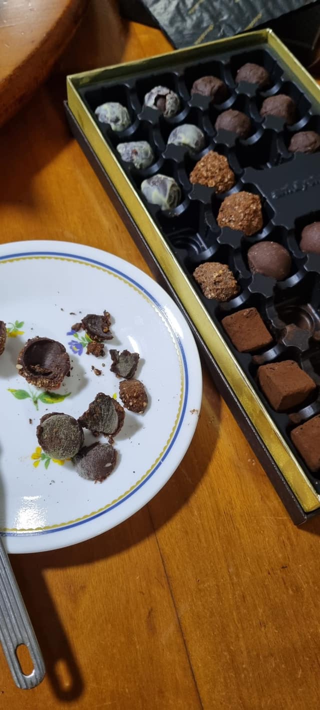 Customer pays S$134 for 2 boxes of Awfully Chocolate, finds one of