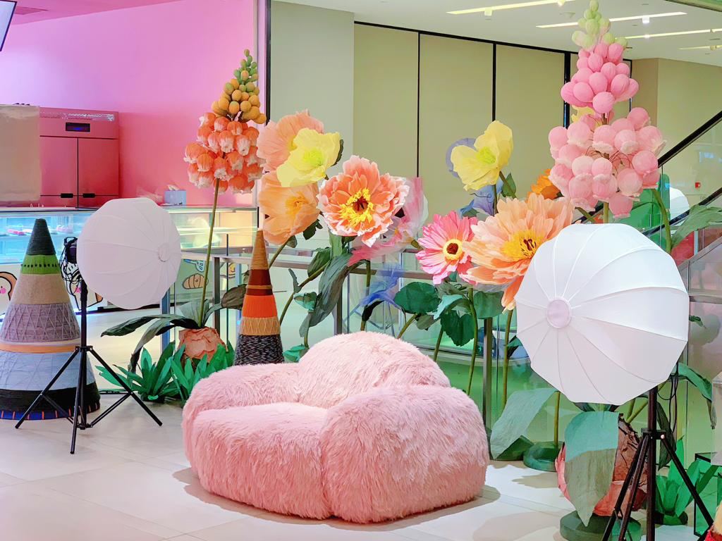 Planet Plus: Pink Cafe In A Furniture Shop In Orchard