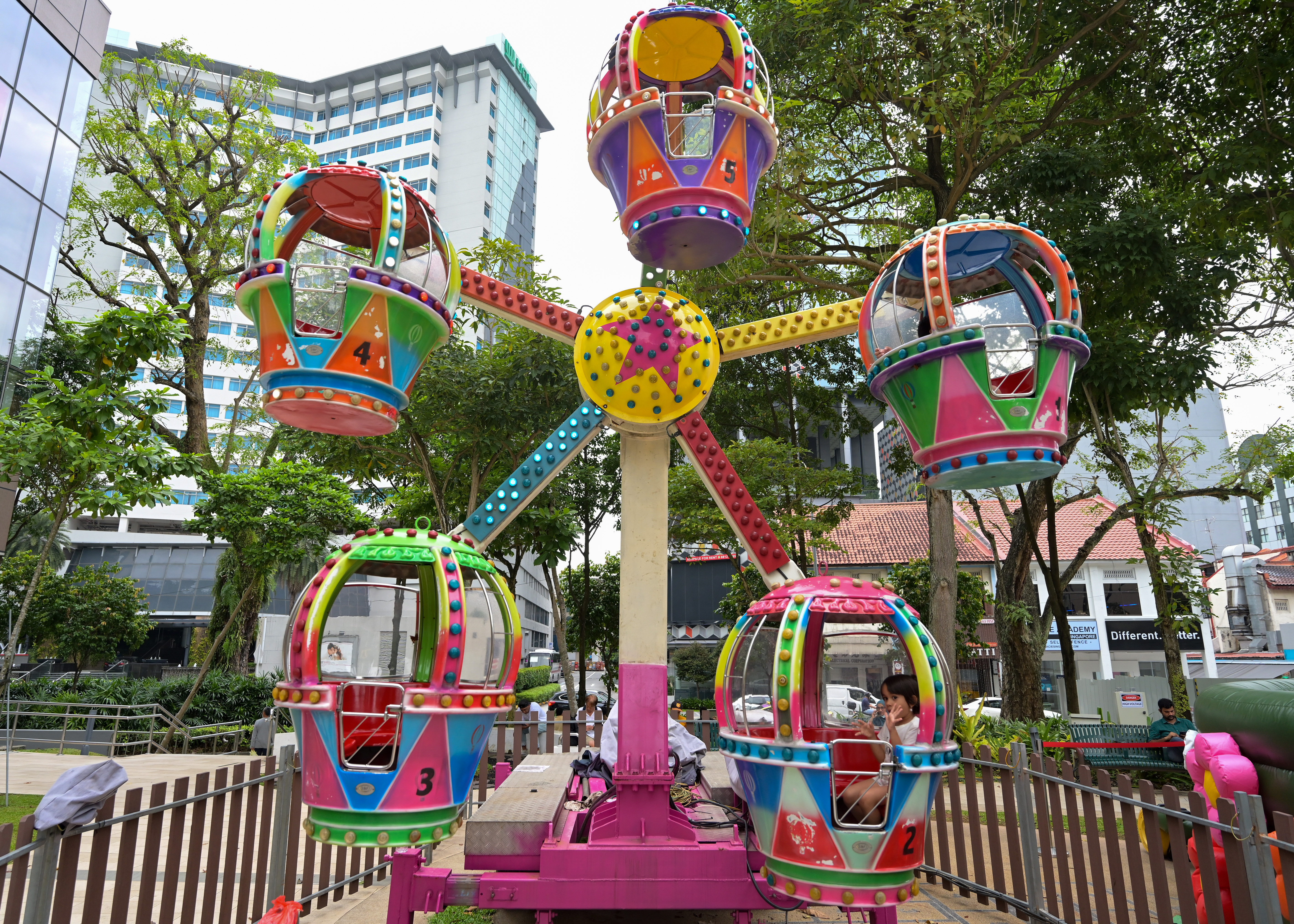 Large summer-themed inflatables, roving balloonist & prizes to win at ...