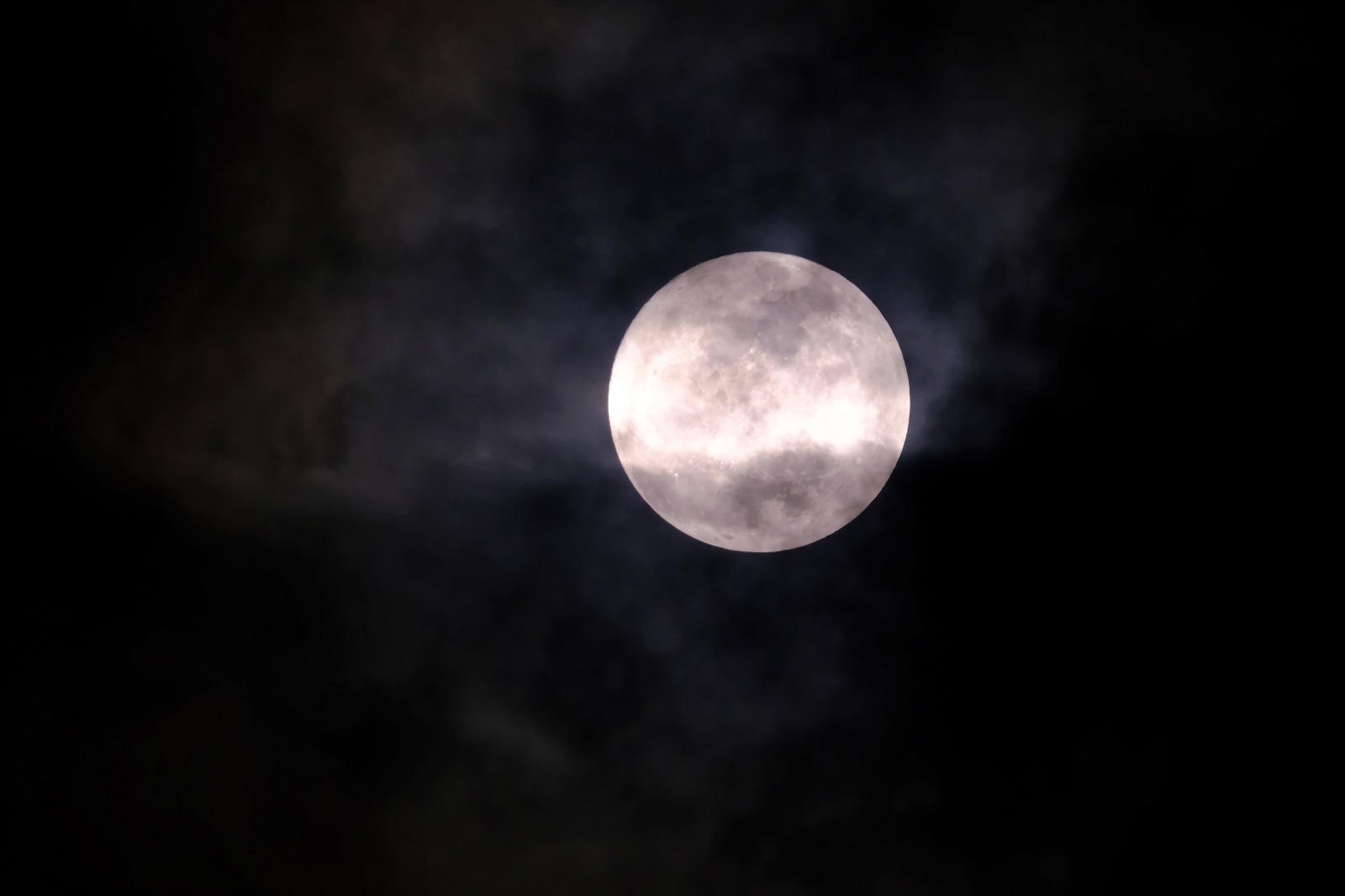 Supermoon shines in S'pore sky through clouds trying to steal its