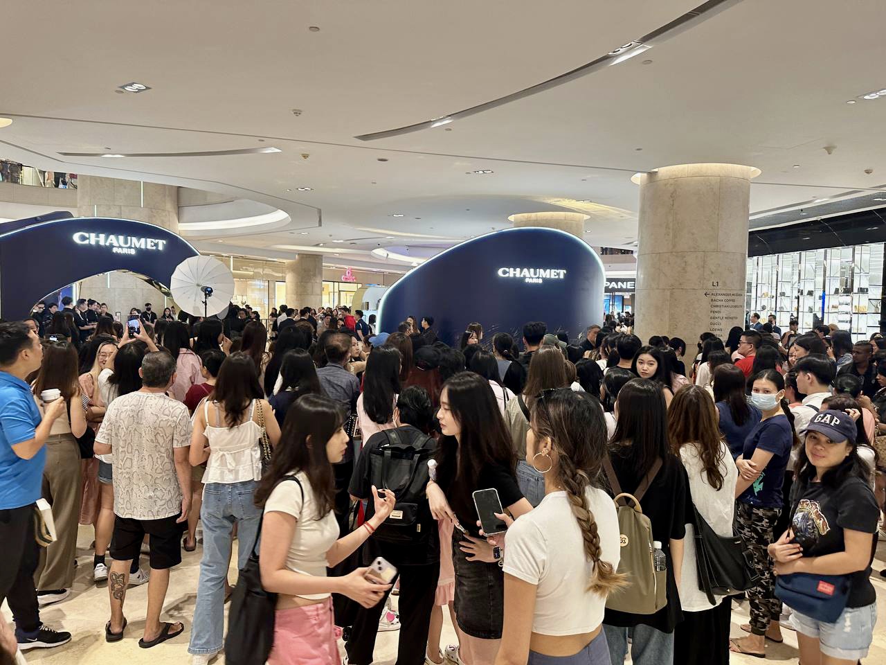 We Waited For 2 Hours Just To See Him For 3 Secs”: Singaporeans Flock To  Ion Orchard To See Cha Eun Woo - 8days
