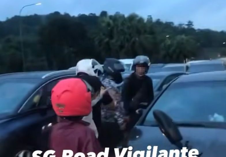 S’pore car mobbed at Second Link after allegedly hitting motorcycle ...