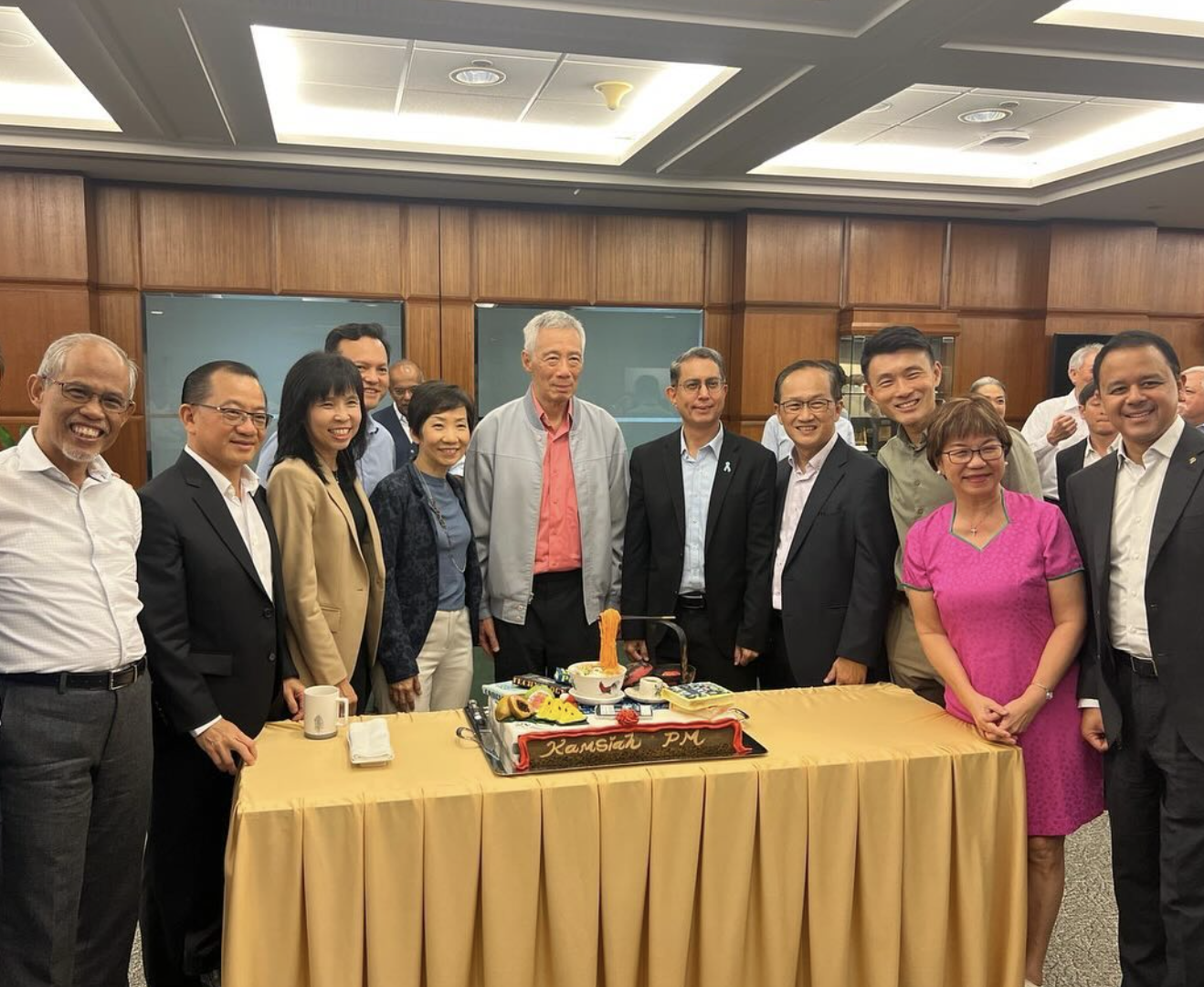 Pap Mps Give Pm Lee Cake Saying 'kamsiah' At His Last Parliament 