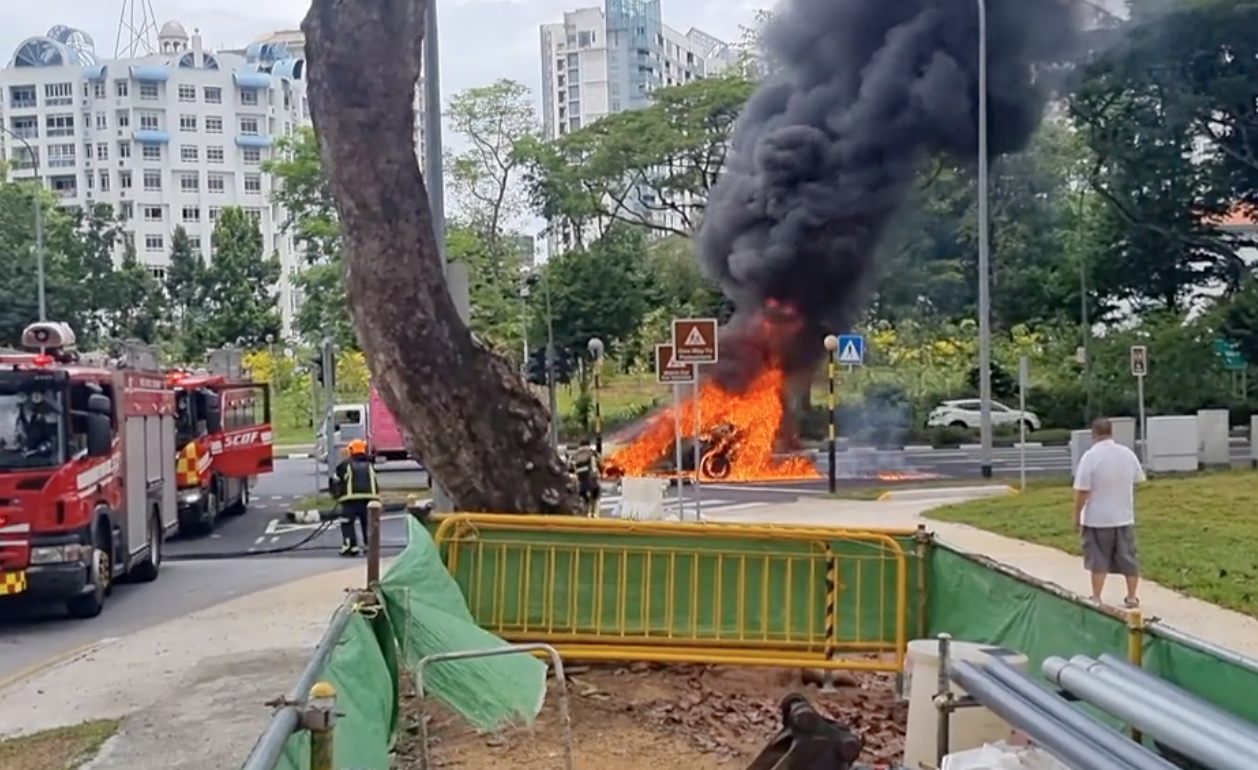 Car engulfed in flames at Ang Mo Kio Ave 1 & 2 junction, explosions ...