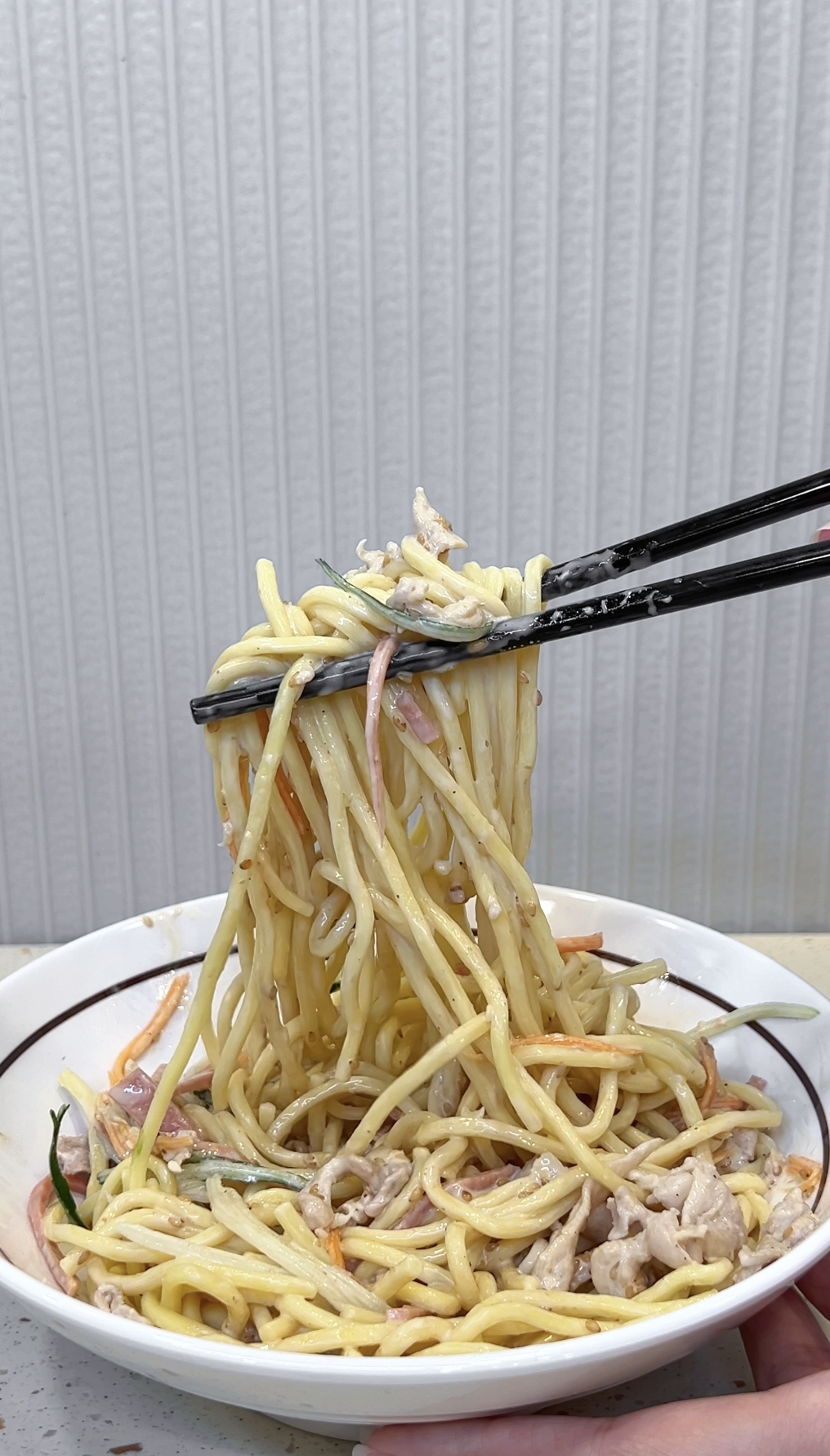 Chilled noodles in sesame sauce