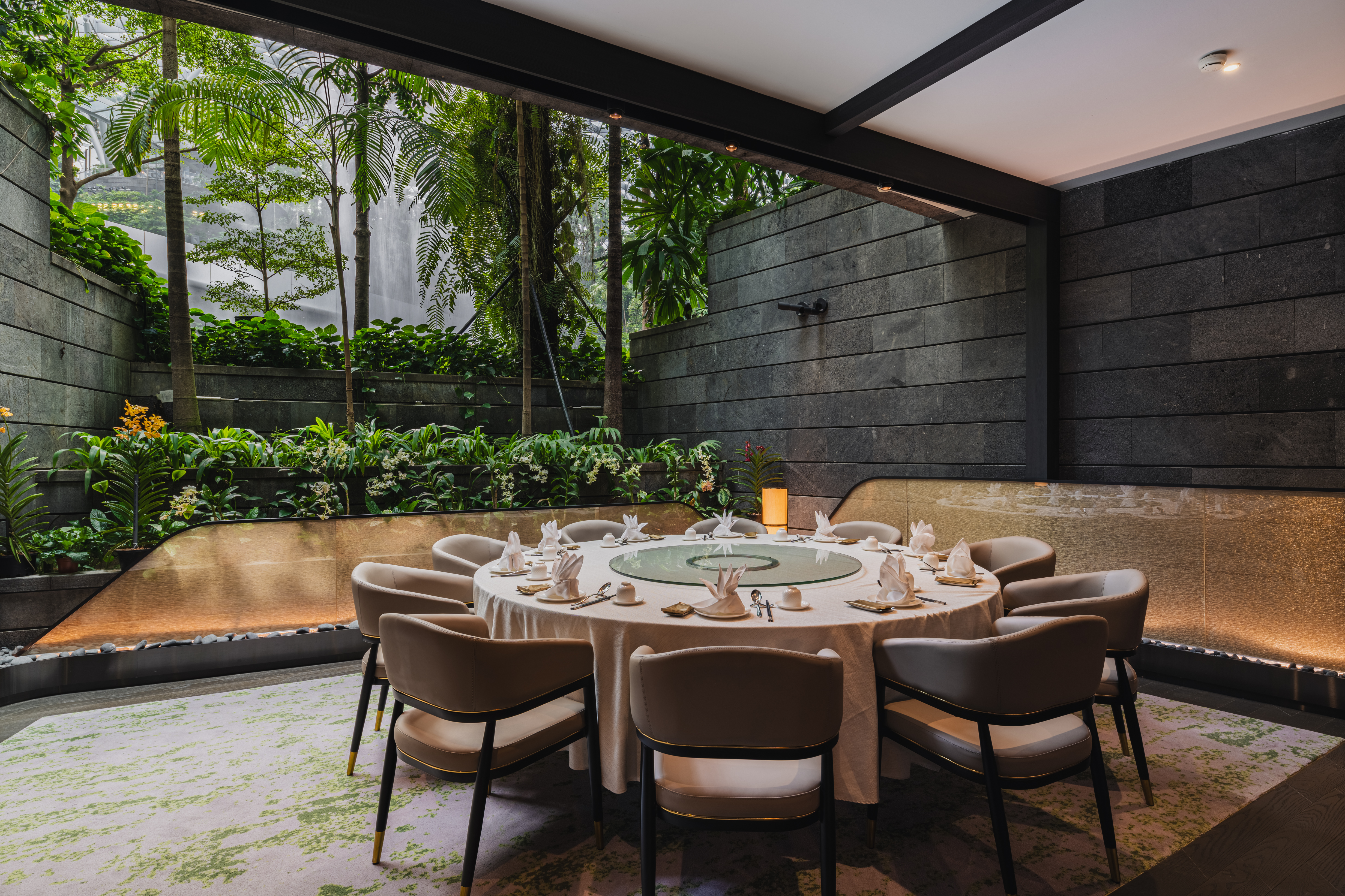 Super Peking Duck JEWEL's 10-Seater Private Dining Room Overlooks the Rain Vortex in the Day