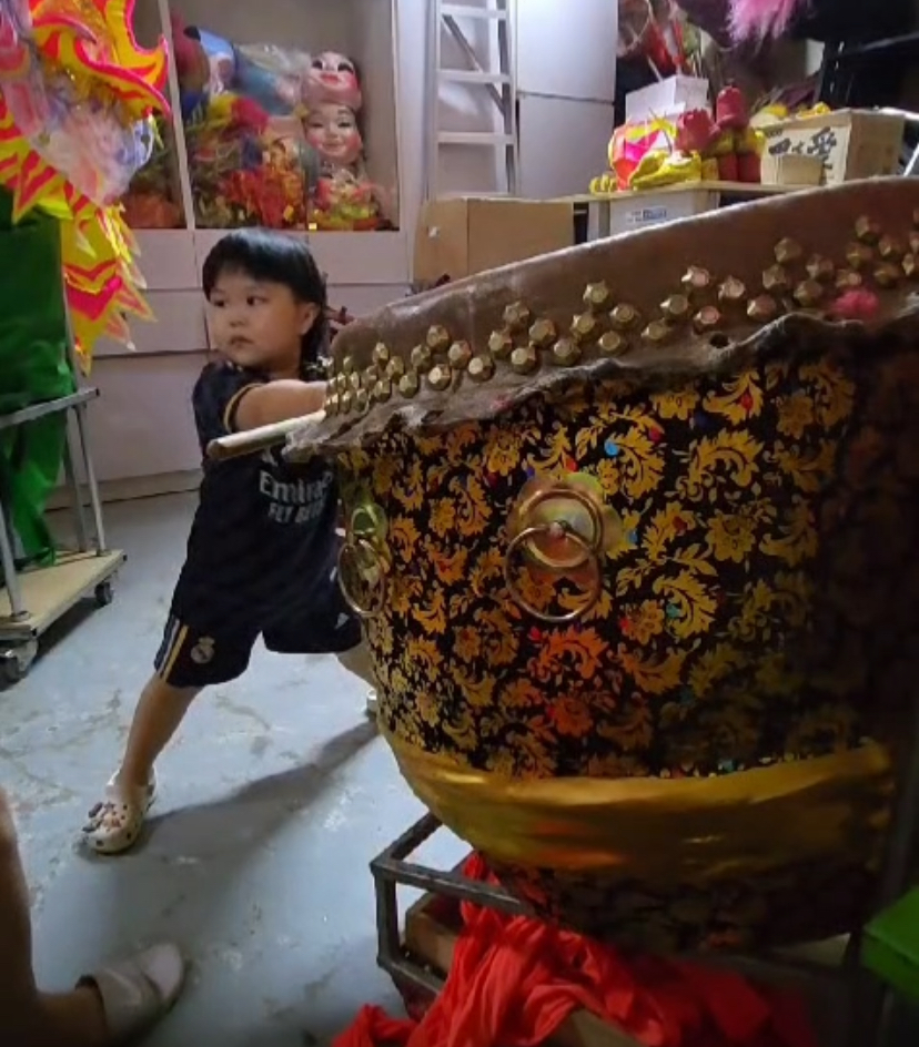 Jaerius practise drums