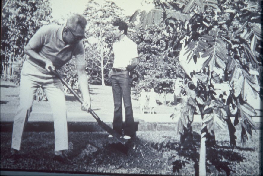 Lee-Kuan-Yew-then-Prime-Minister-at-Tree-Planting-Day-in-1980.jpg