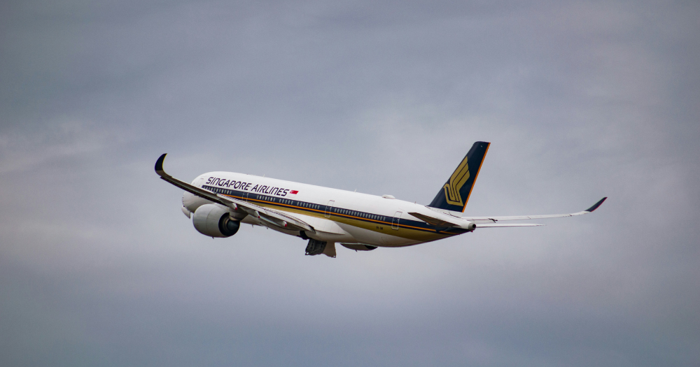 British man, 62, allegedly insults S'pore Airlines crew, hurls racist remarks & threatens others on plane