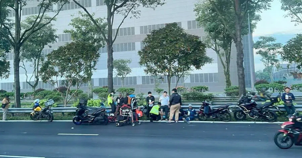AYE chain collision involving 9 motorcycles & 1 car: 11 taken to hospital