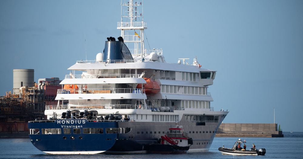 Hantavirus-affected cruise ship MV Hondius passengers disembark in Spanish port of Tenerife