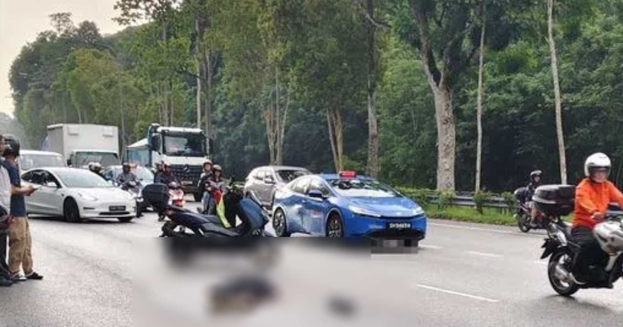 Motorcyclist, 34, dies after accident involving motorcycle & trailer on BKE