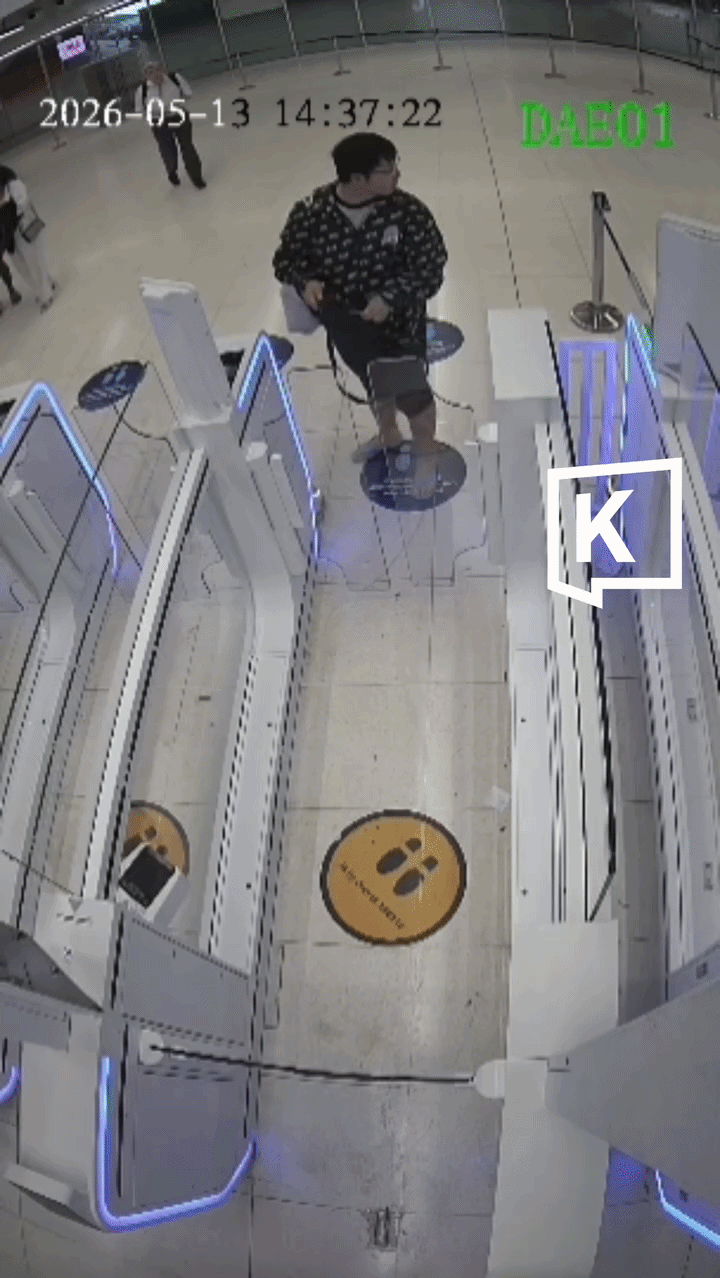 chinese-man-bkk-airport.gif