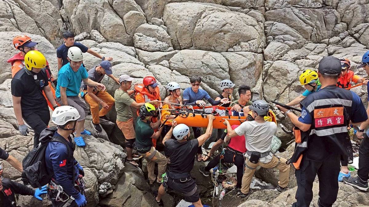 taiwan cliff fall