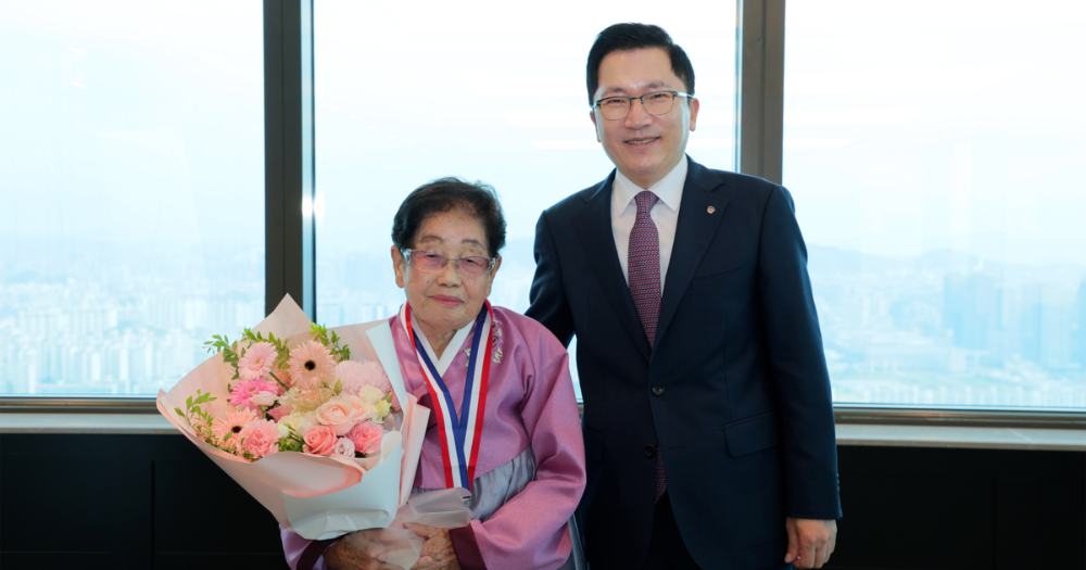 South Korean woman, 100, still works as insurance agent - Mothership