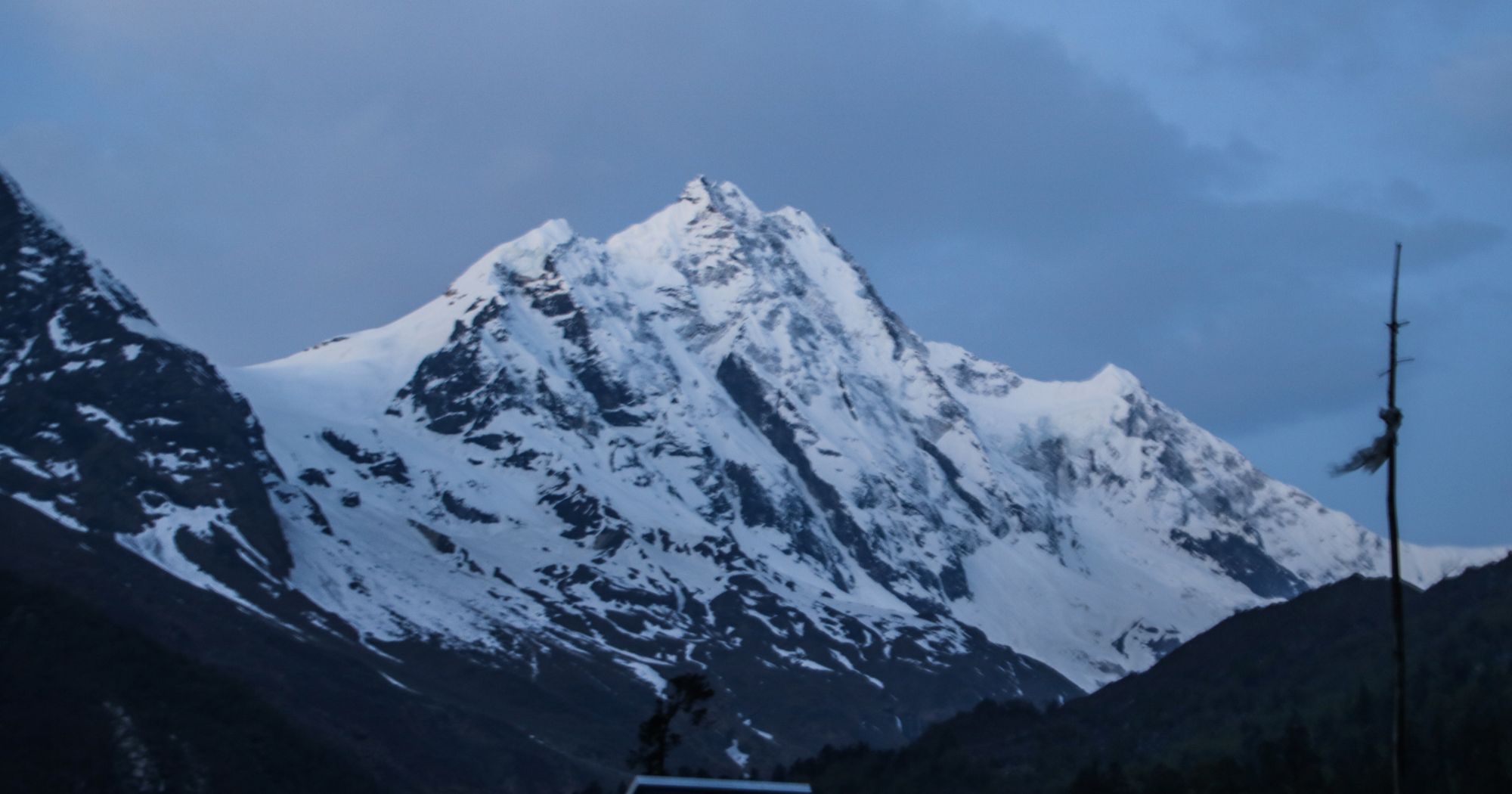 S'porean, 50, reportedly dies while climbing Mount Manaslu in Nepal - Mothership