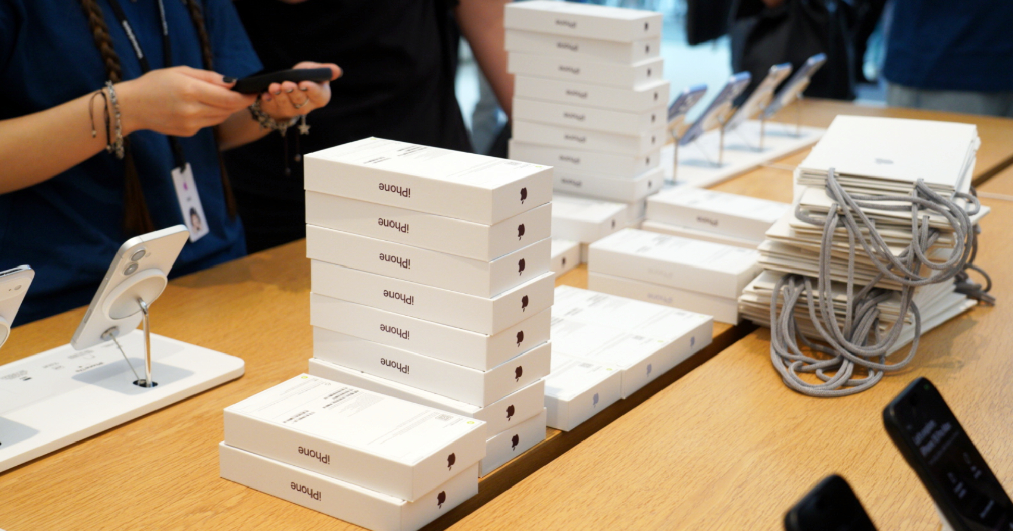 S’pore new iPhone launch: Man buys at least 33 iPhones, queue started overnight at 11pm - Mothership